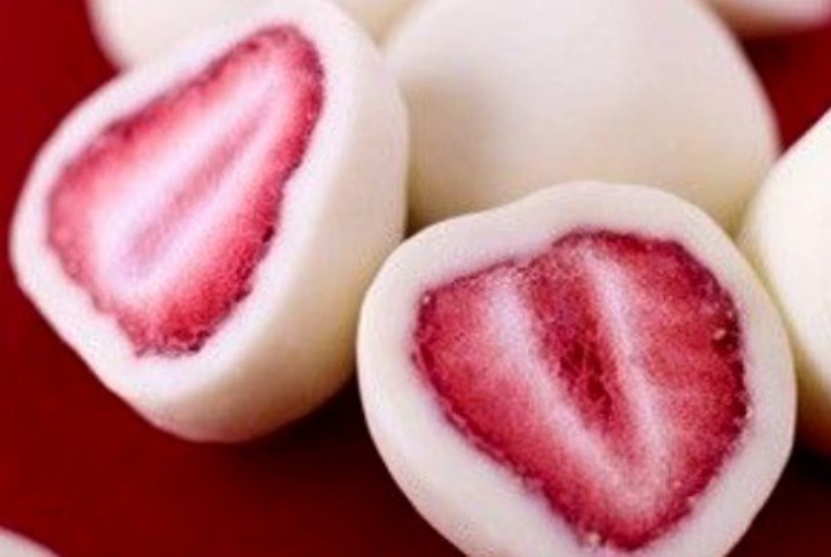 Lavar bien las frutillas, y bañarlas en yogurt de Vainilla.