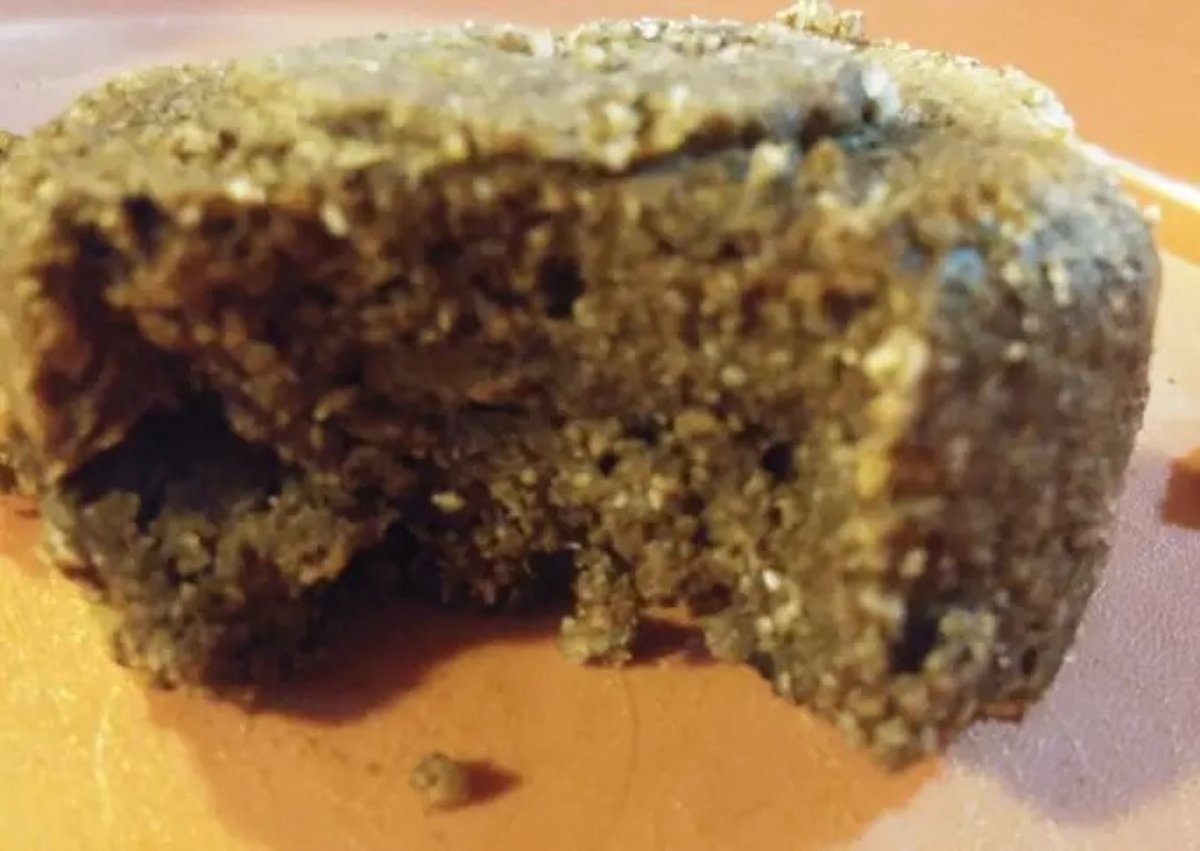 Torta de algarroba y harina de arroz en taza, microondas