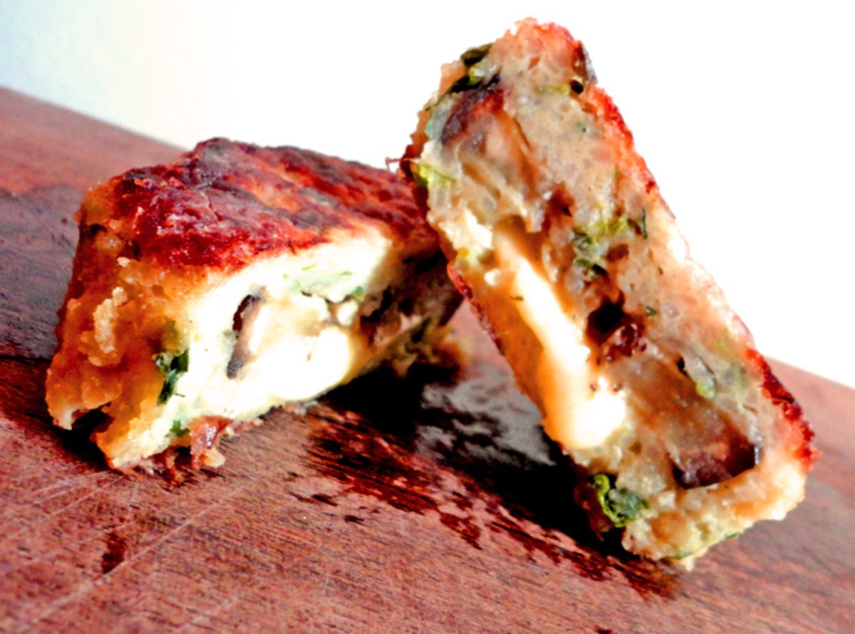 Hamburguesas vegetarianas, sin gluten, de arroz, rellenas de berenjena y queso cremoso