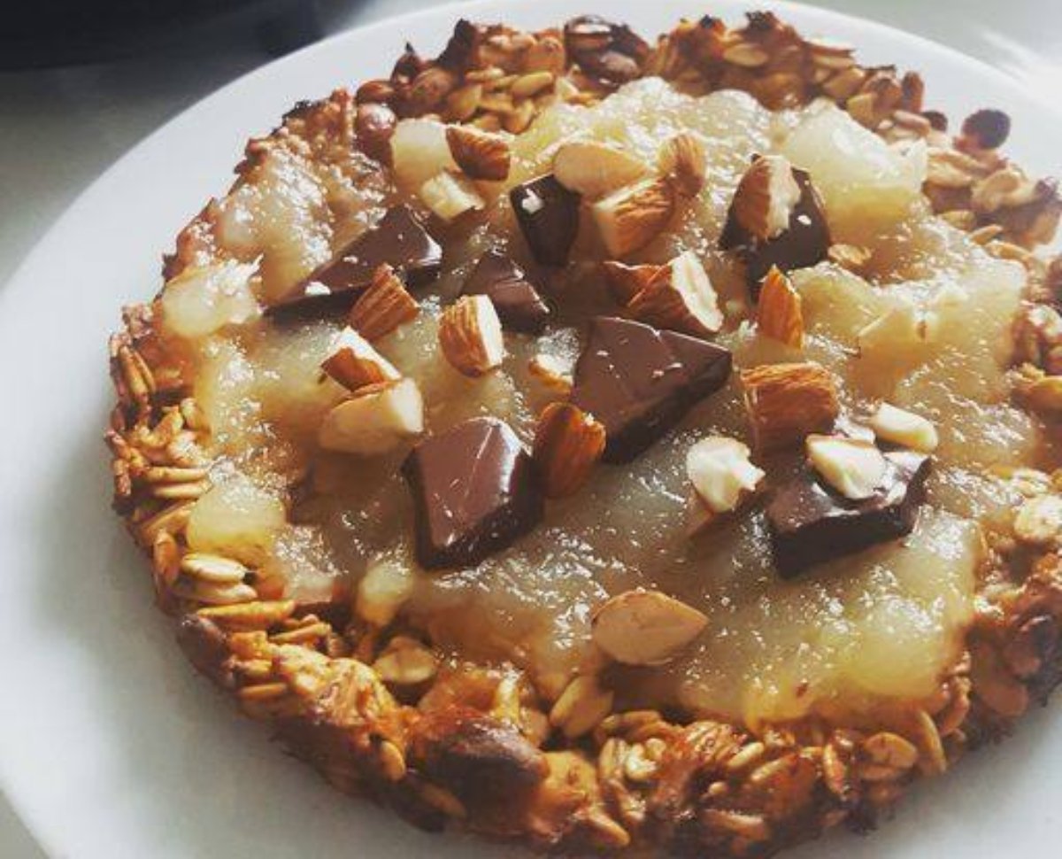 Tartitas de granola, banana, pera, chocolate y almendras