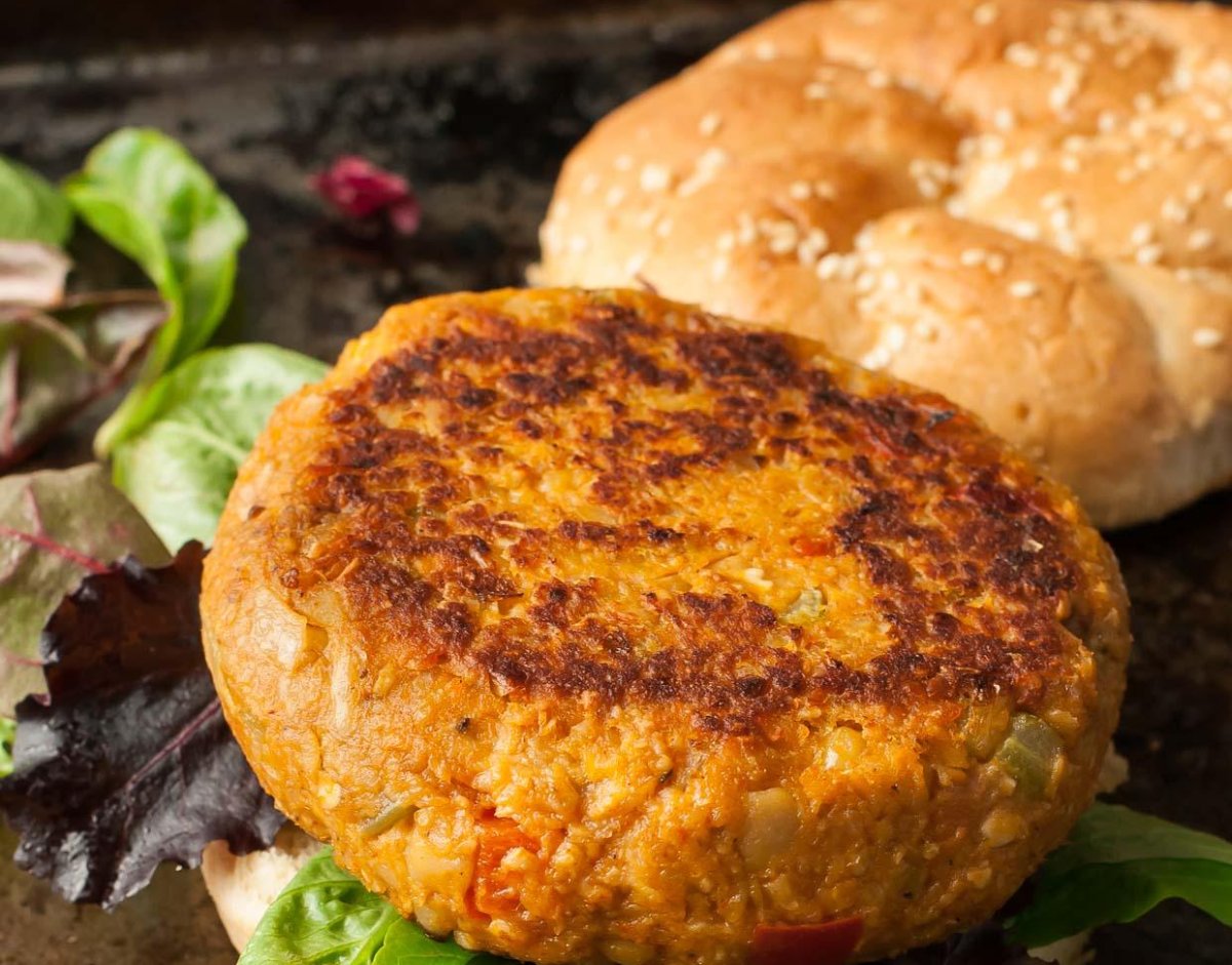 Hamburguesas vegetarianas cajún con garbanzos y camote