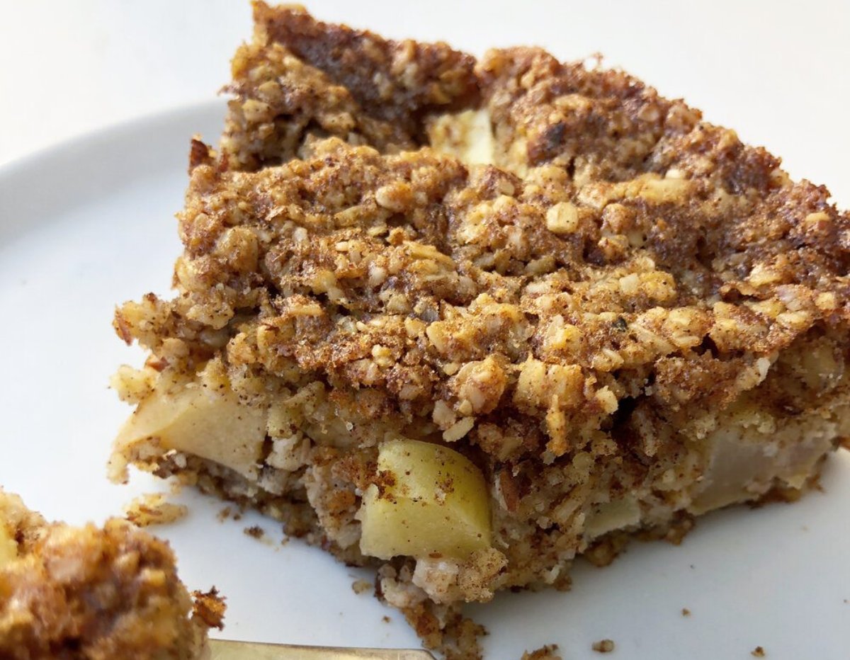 Pastel de avena con canela y manzana