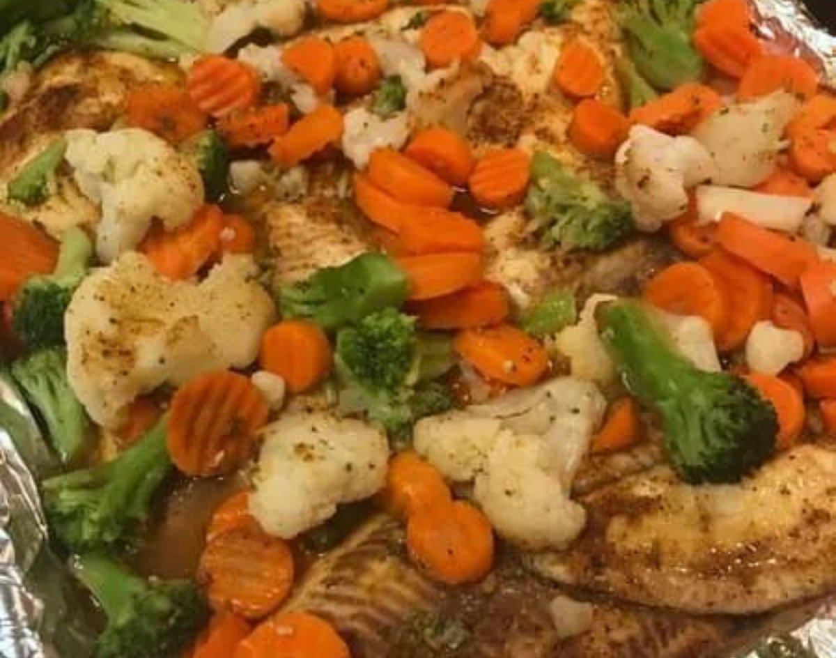 FILETES DE TILAPIA AL HORNO CON VERDURAS