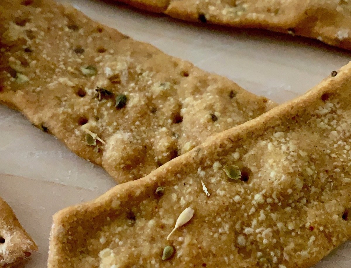 CRACKERS CÚRCUMA ORÉGANO Y SEMILLAS DE CHÍA.