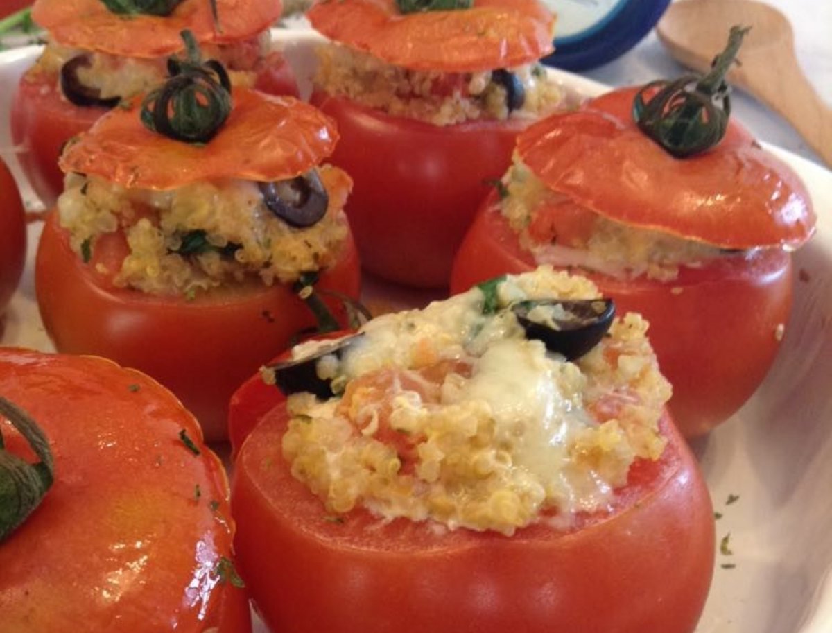 Tomates rellenos de quinoa y queso crema (saludable; en forma; vegetariano)