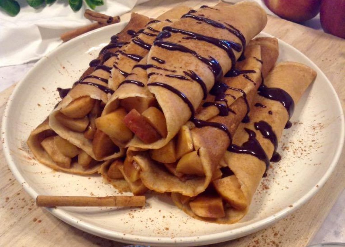 Crepes saludables rellenos de manzanas salteadas (veganos, sin gluten, sin azúcar, en forma, bajos en carbohidratos)