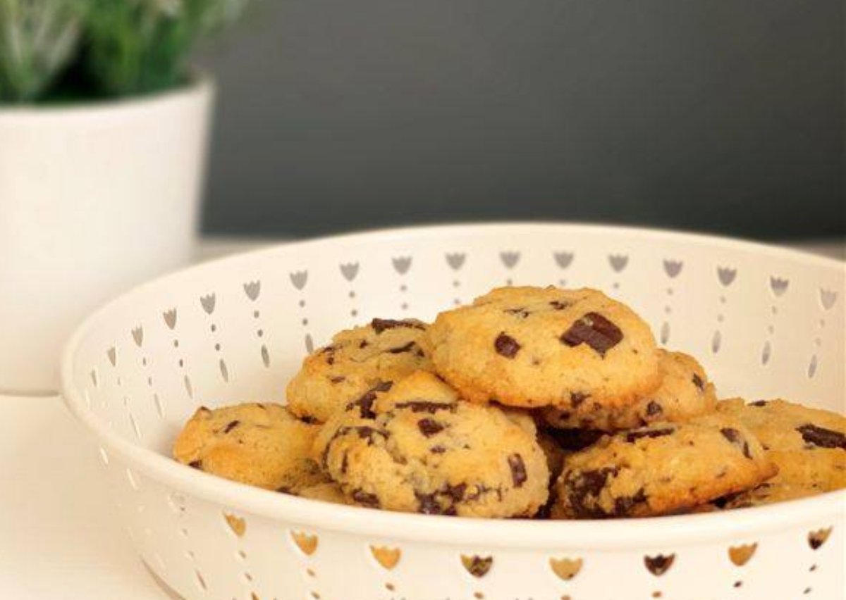 Galletas de coco y chocolate sin azúcar ni harina