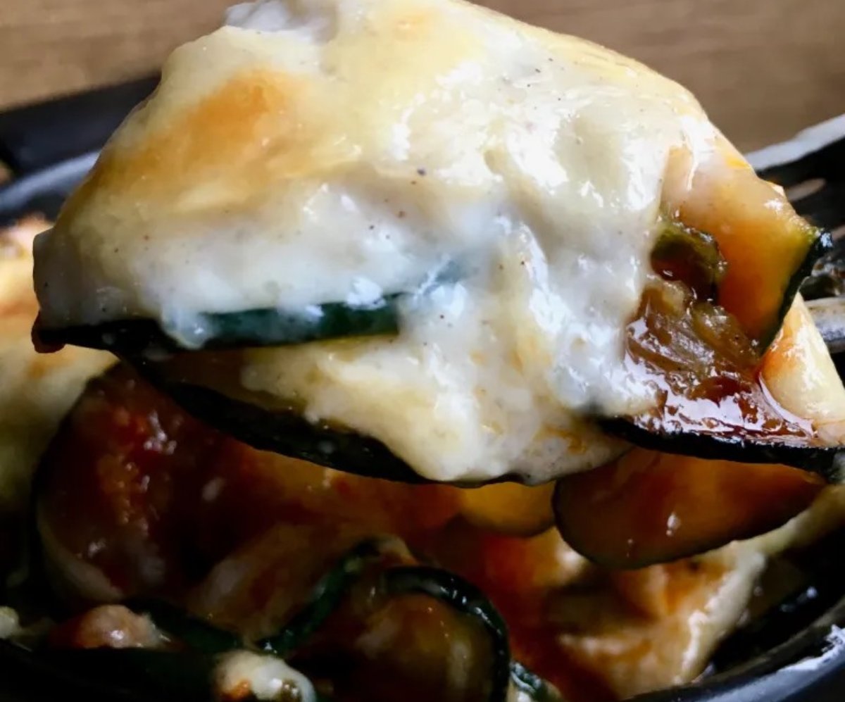 CALABACÍN Y TOMATE CON BECHAMEL DE AVENA