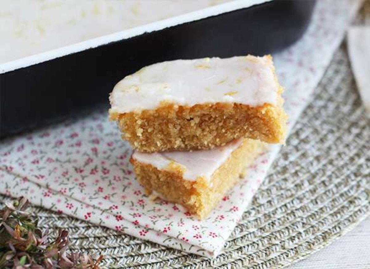 Brownie de limón y avena con glaseado de limón