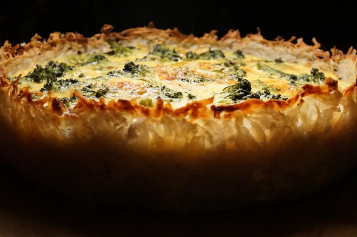 TARTA DE BRÓCOLI Y QUESO CON MASA DE PAPA.