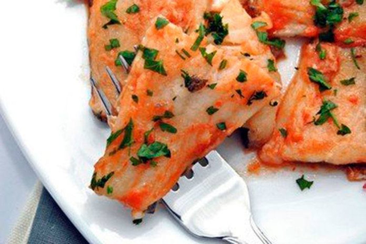 Filete de pescado al horno sobre colchón de verduras