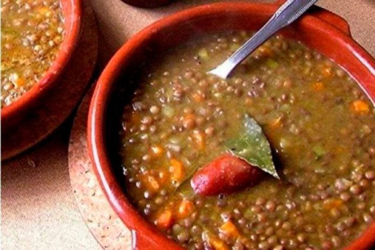 Delicioso guiso de lentejas y verduras con 165 calorías