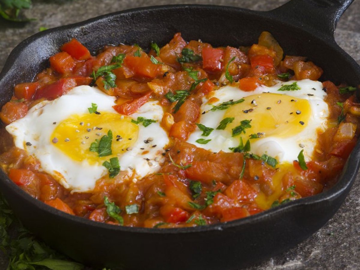 HUEVOS CON PISTO DE TOMATE