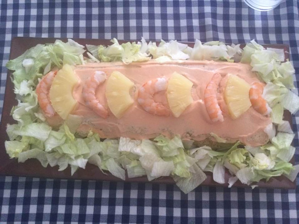 Brazo de brócoli relleno de gambones, piña natural y salsa cóctel y lechuga.