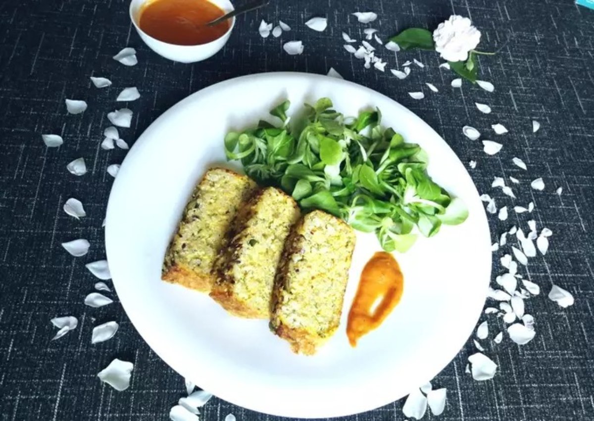 Pastel salado de arroz integral y queso con salsa casera