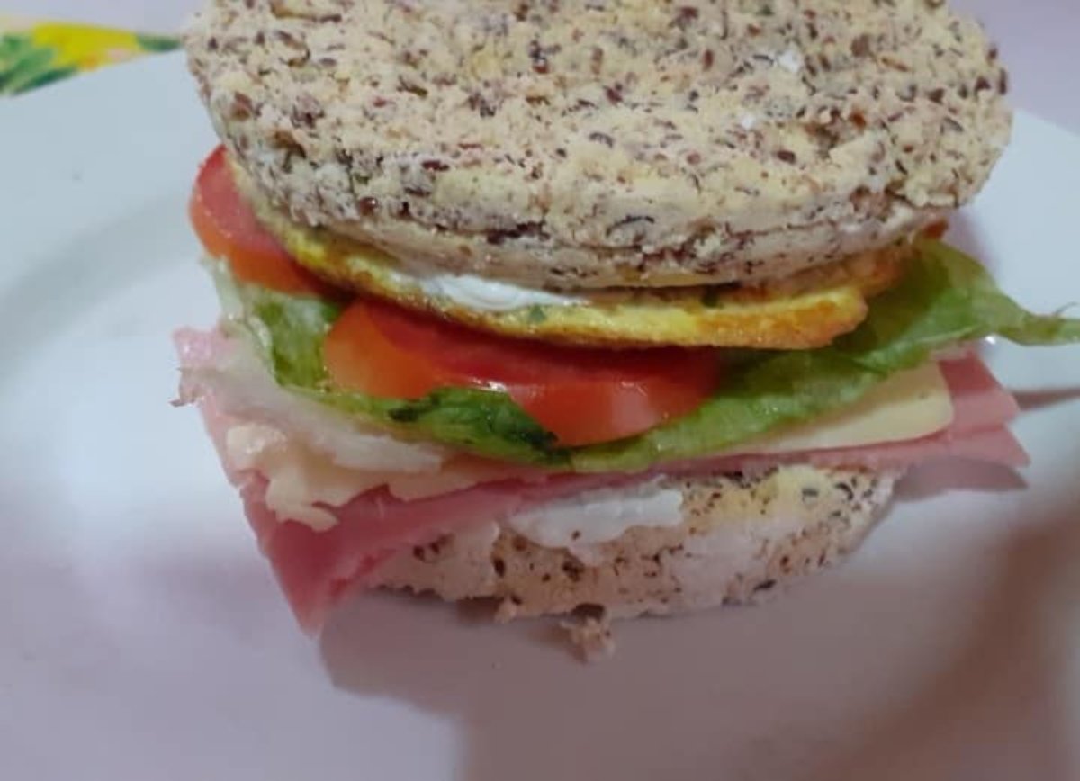 Hamburguesa de atún con pan en taza