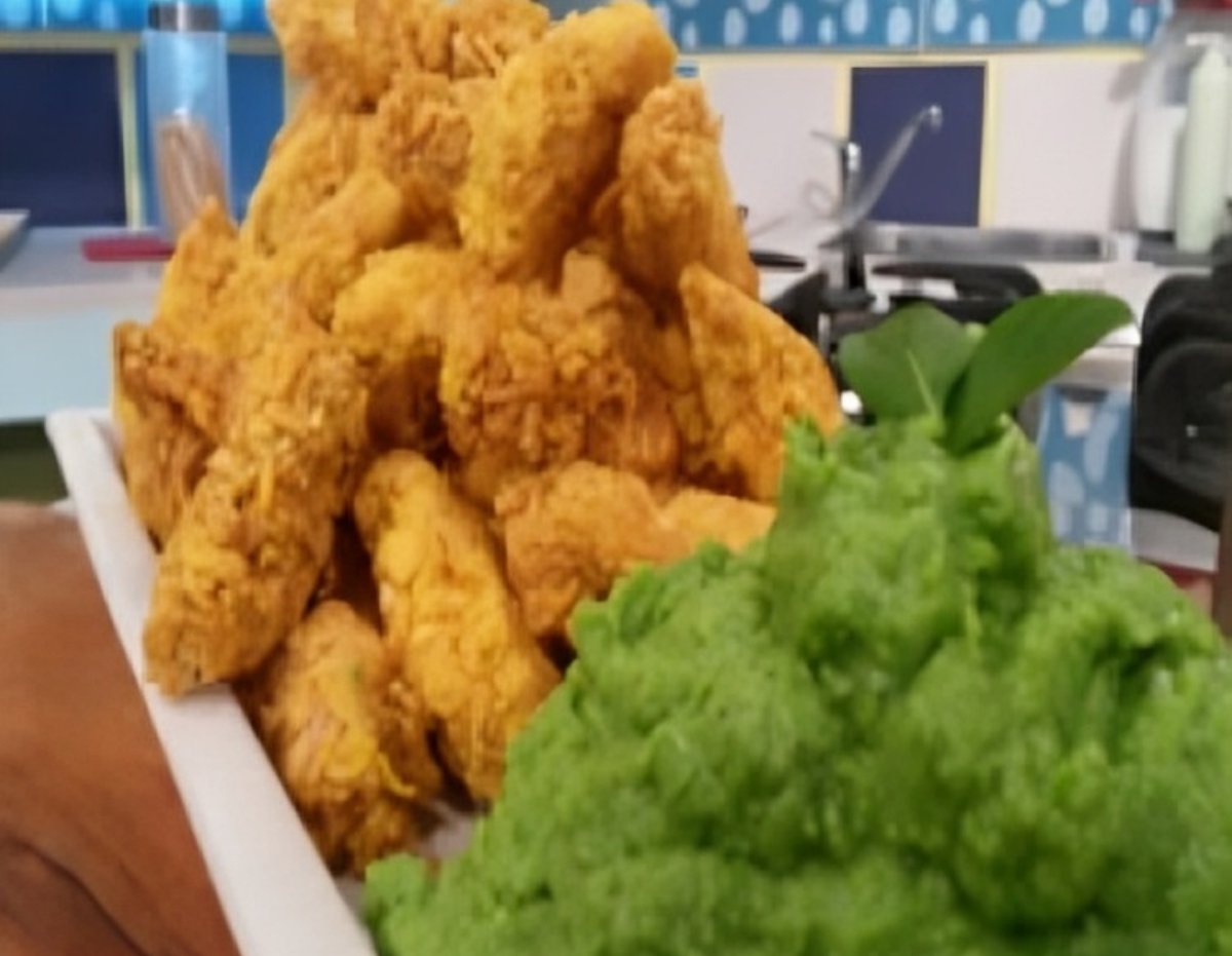 POLLO CROCANTE CON PURÉ DE ARVEJAS.