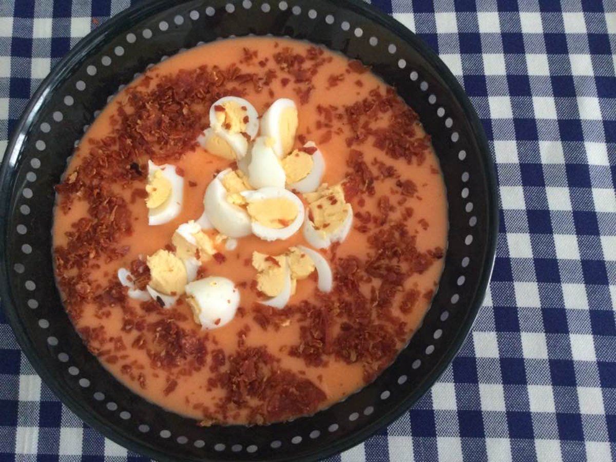Salmorejo con huevos de codorniz cocidos y crujiente de jamón.