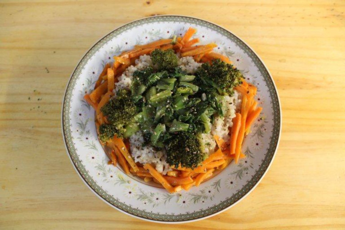 Salteado de arroz integral, pak choi, brocoli y zanahoria