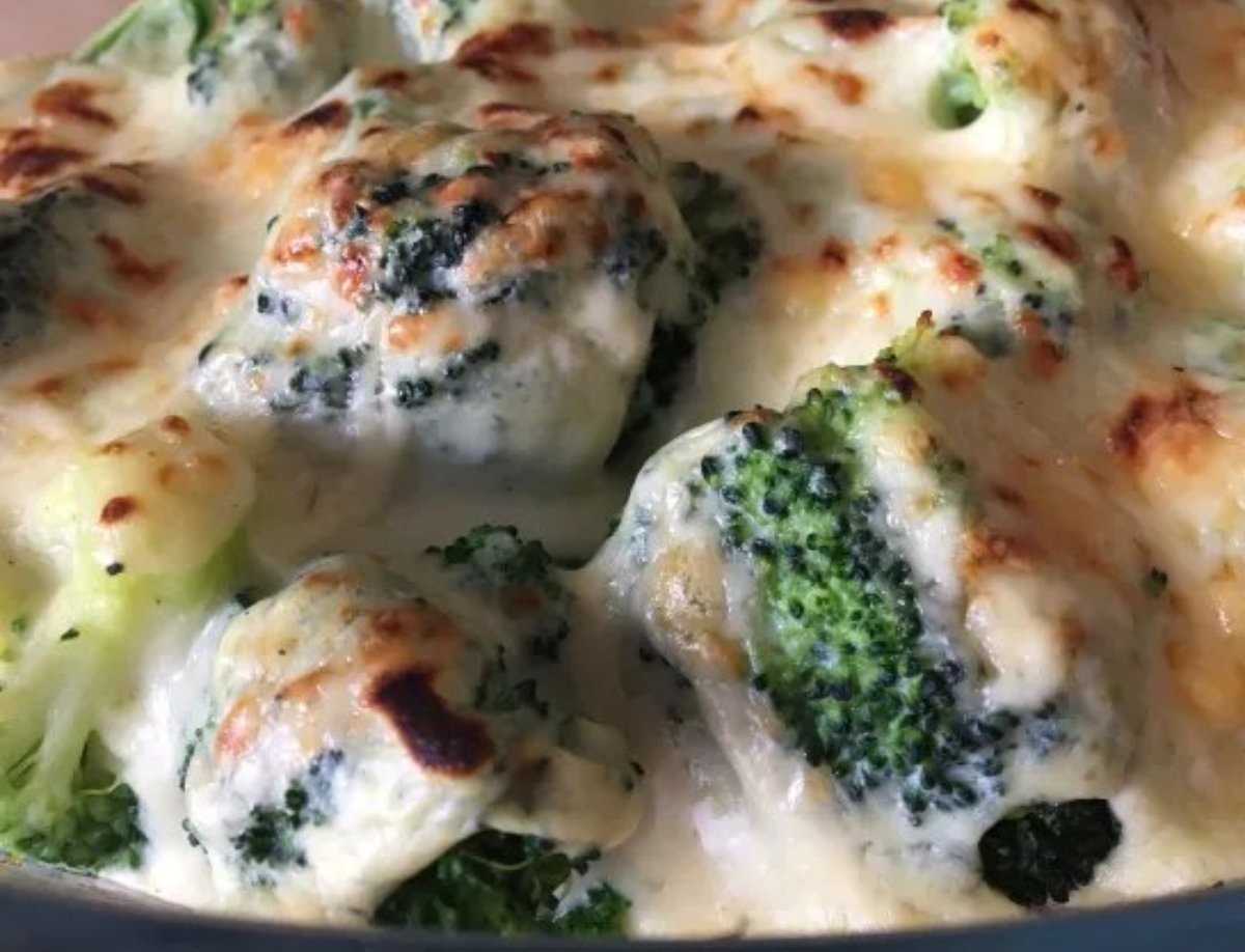 Brócoli gratinado con bechamel de calabacín