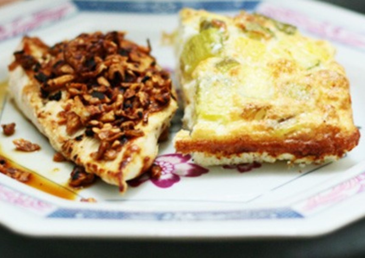 TORTILLA AL HORNO CON POLLO EN COSTRA DE AJO ASADO.