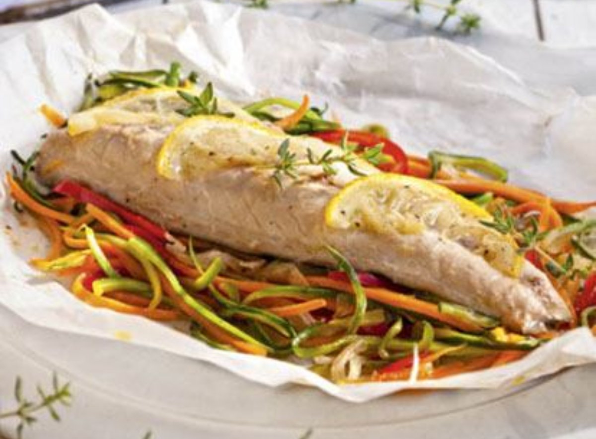 Caballa con verduras en papillote
