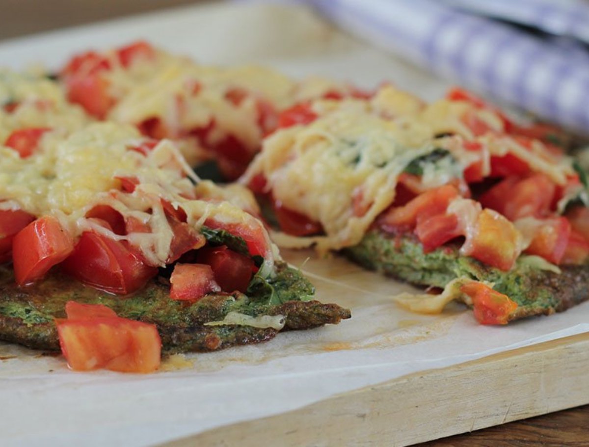 TORTILLA DE ESPINACAS CON TOMATE Y ALBAHACA