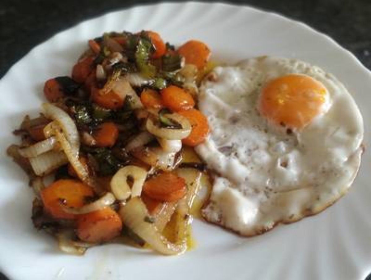 Verduras salteadas con especias y huevo a la plancha