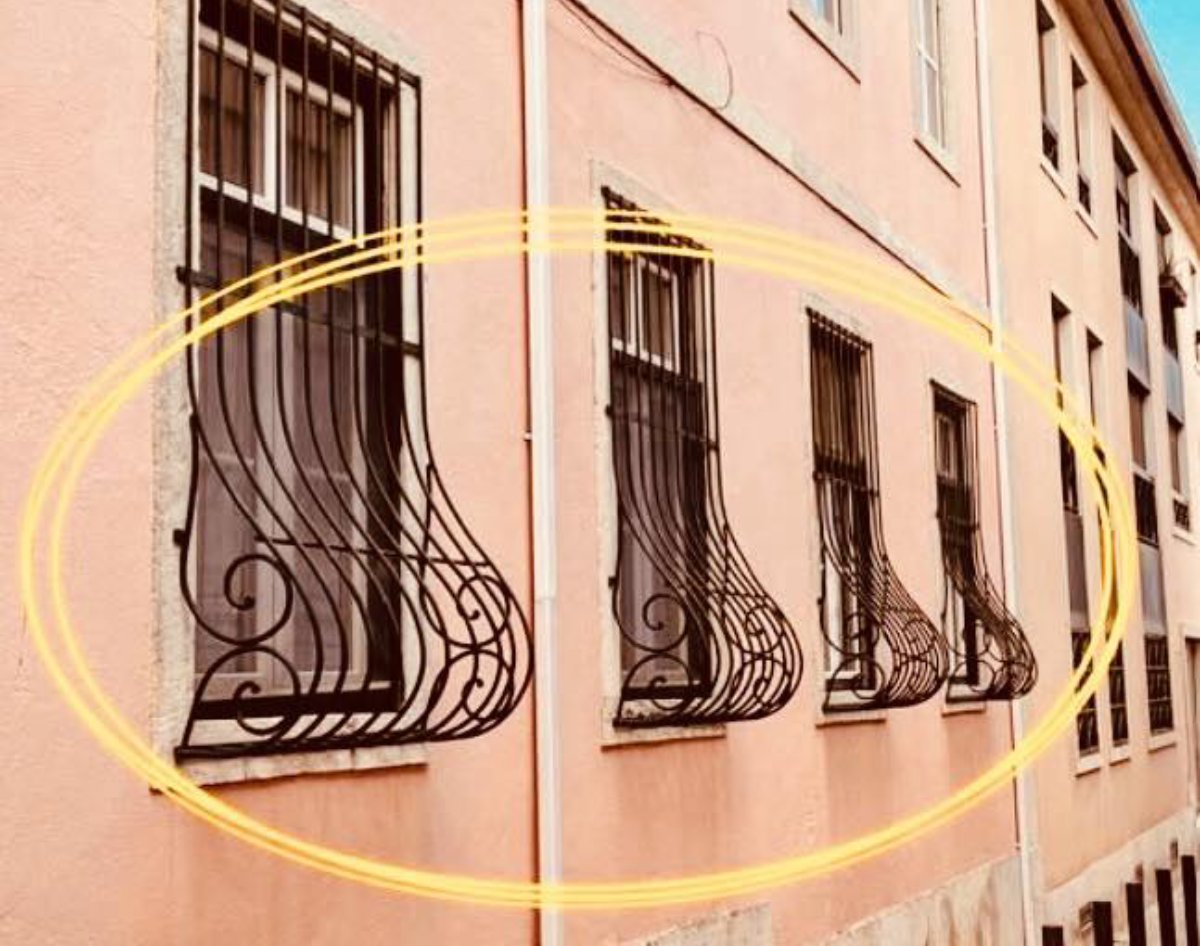 Por qué algunas rejas de ventanas tienen una curva en la parte inferior?