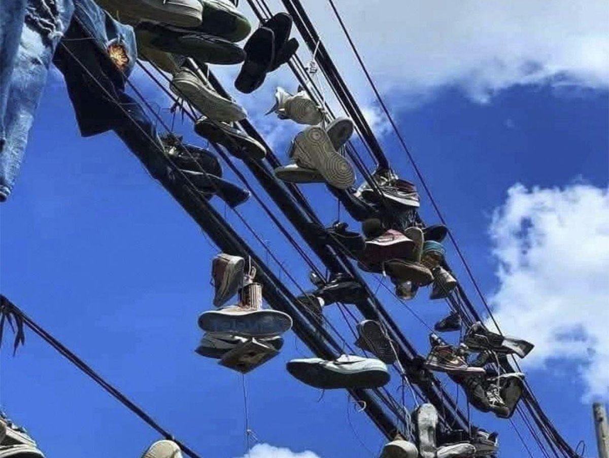 El curioso significado de los zapatos colgando en los tendidos eléctricos