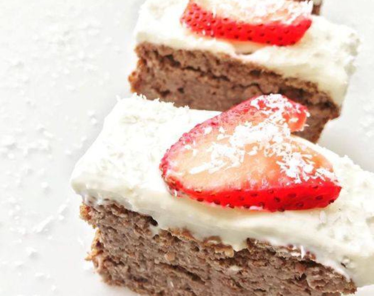 BUDÍN DE FRUTILLAS A LA CREMA