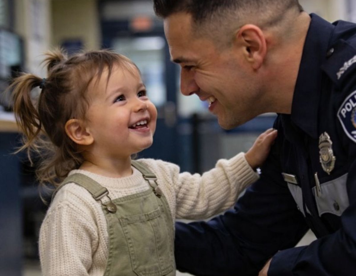 Una pequeña niña entró en una comisaría de policía para confesar un grave crimen – pero lo que dijo dejó al oficial completamente aturdido