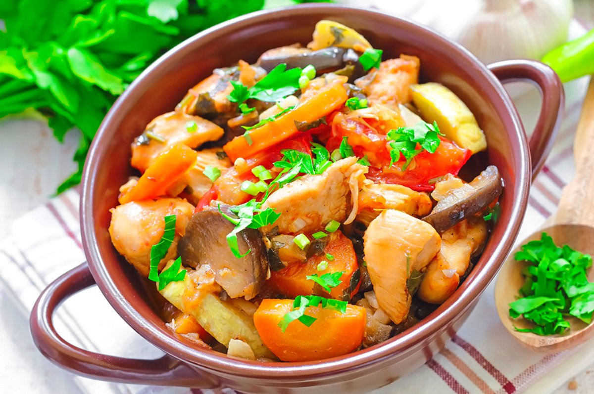 Cazuela de pollo con legumbres y verduras light