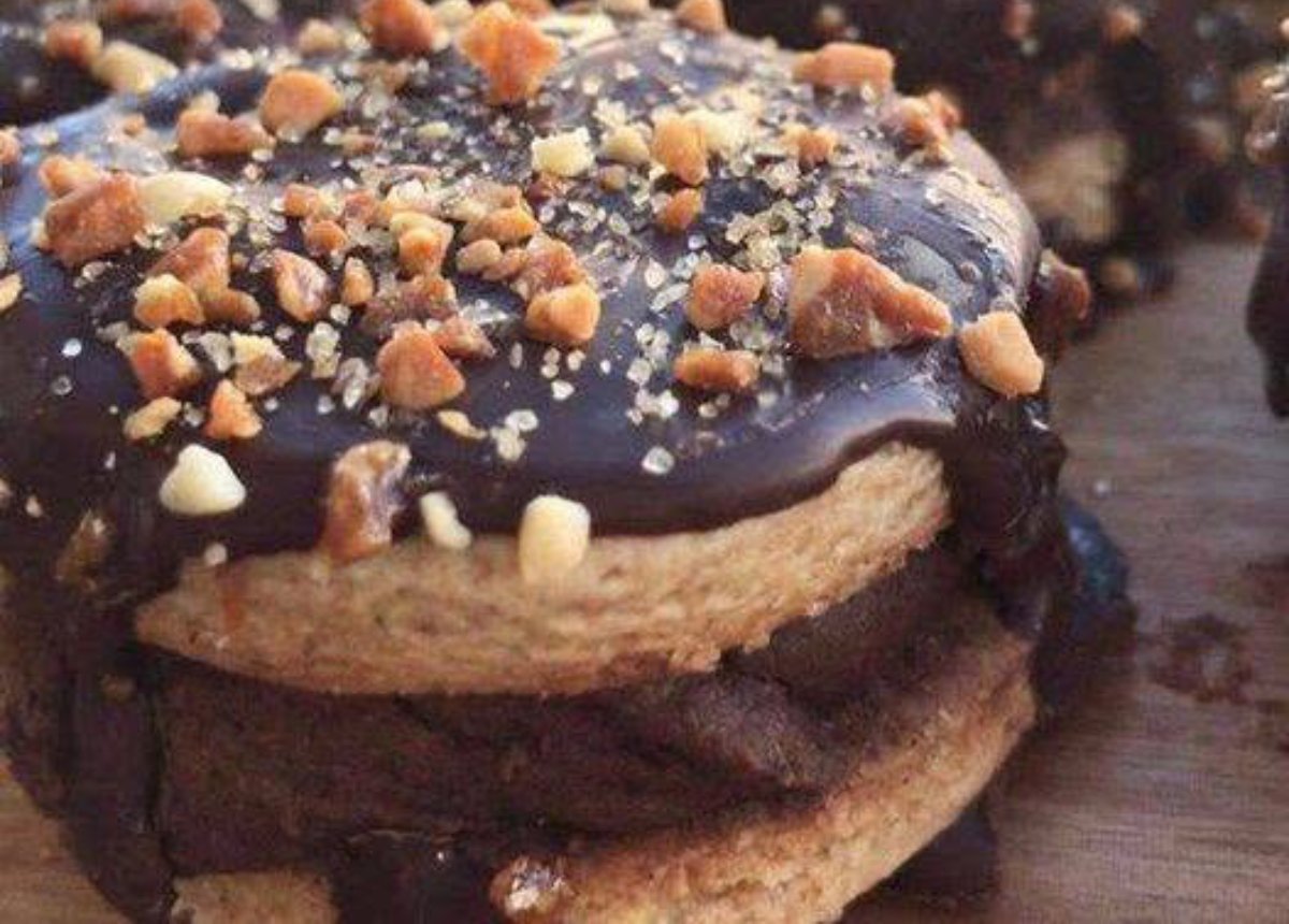 ALFAJORES INTEGRALES CON CREMA Y BAÑO DE CHOCOLATE.