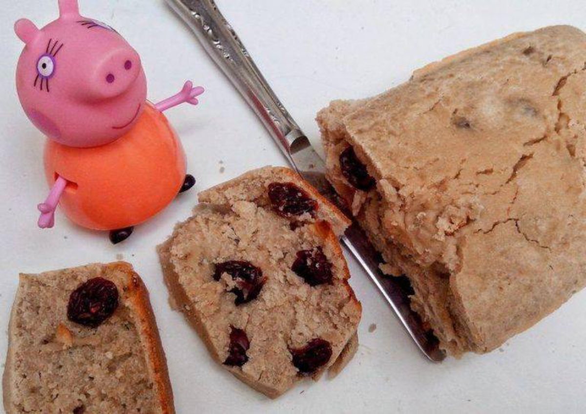 Budín húmedo de harina de arroz y banana.