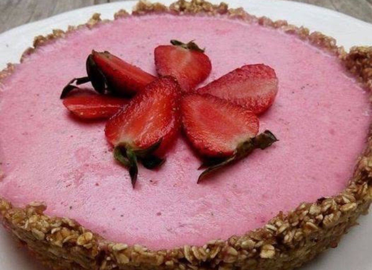 Tarta de frutillas con yogurt y masa de avena con banana – receta de postre navideño –
