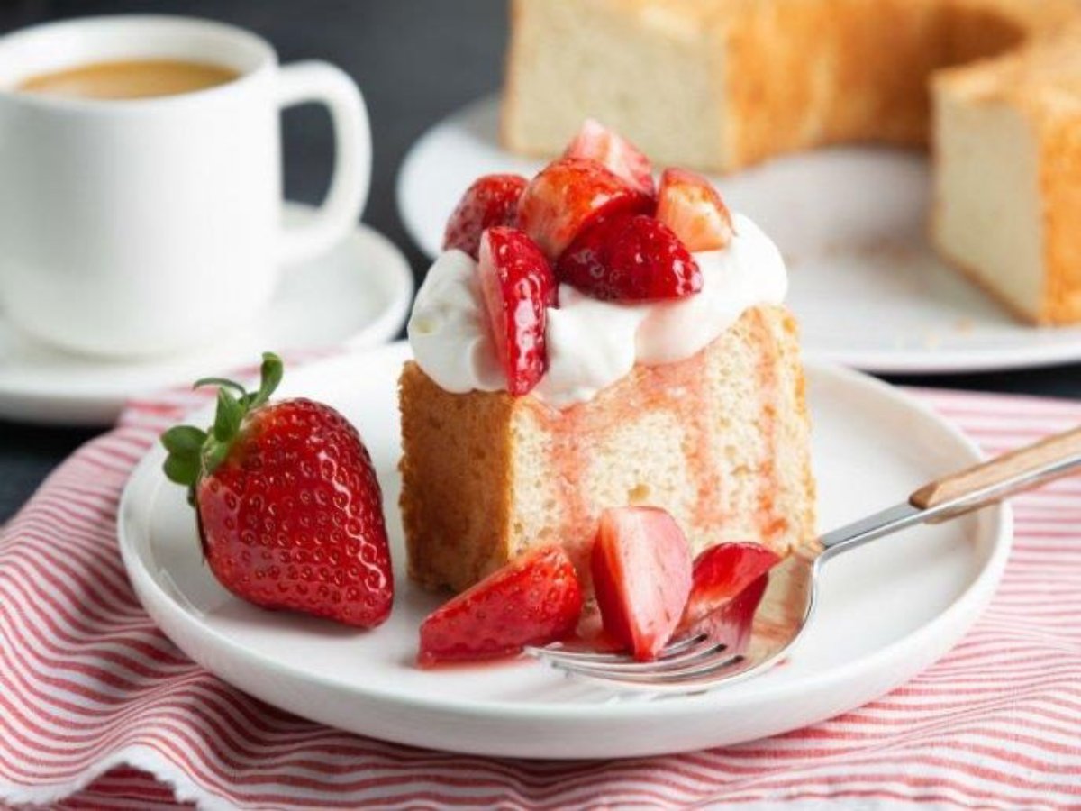 Pastel de AVENA con FRESAS y QUESO CREMA, ¡sin azúcar y sin harina! 485362300_1875714663240313_857671858489808465_n