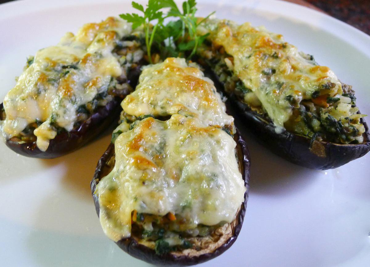 Berenjenas rellenas con arroz y espinaca o acelga